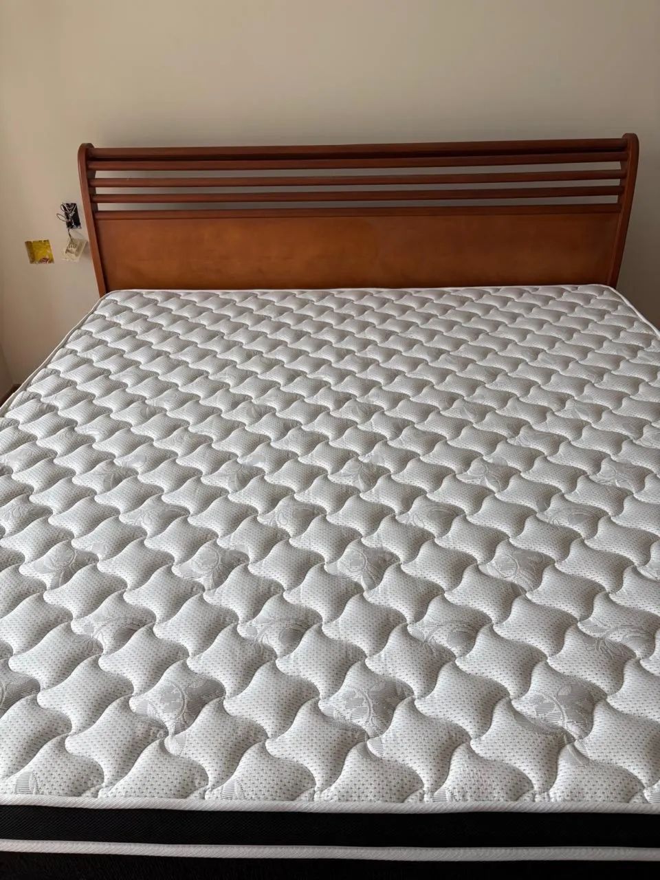 Cama super king com colchão e 2 mesas de cabeceira  - Foto 4