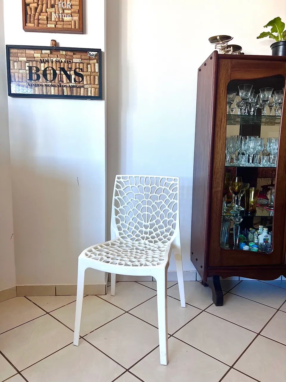 vendo quatro cadeiras pouquíssimo usadas.