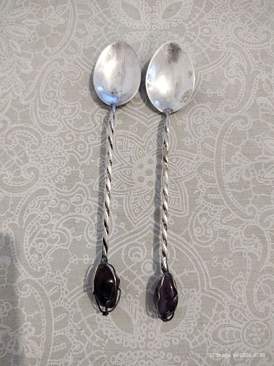 Colher em metal prateado com pedras nacionais 