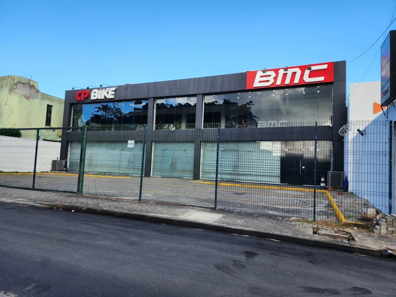 Prédio Comercial com 880m2 na Rua República da Armênia próx. Coco Bambu - Washington Soare