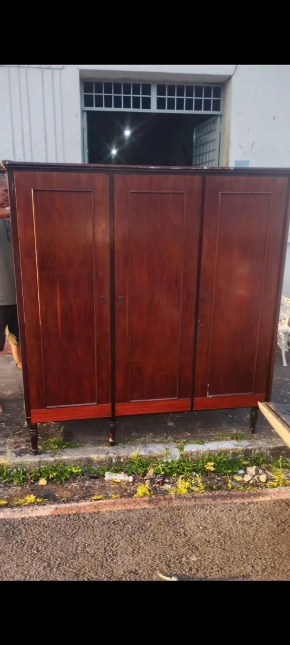 Guarda roupa de madeira