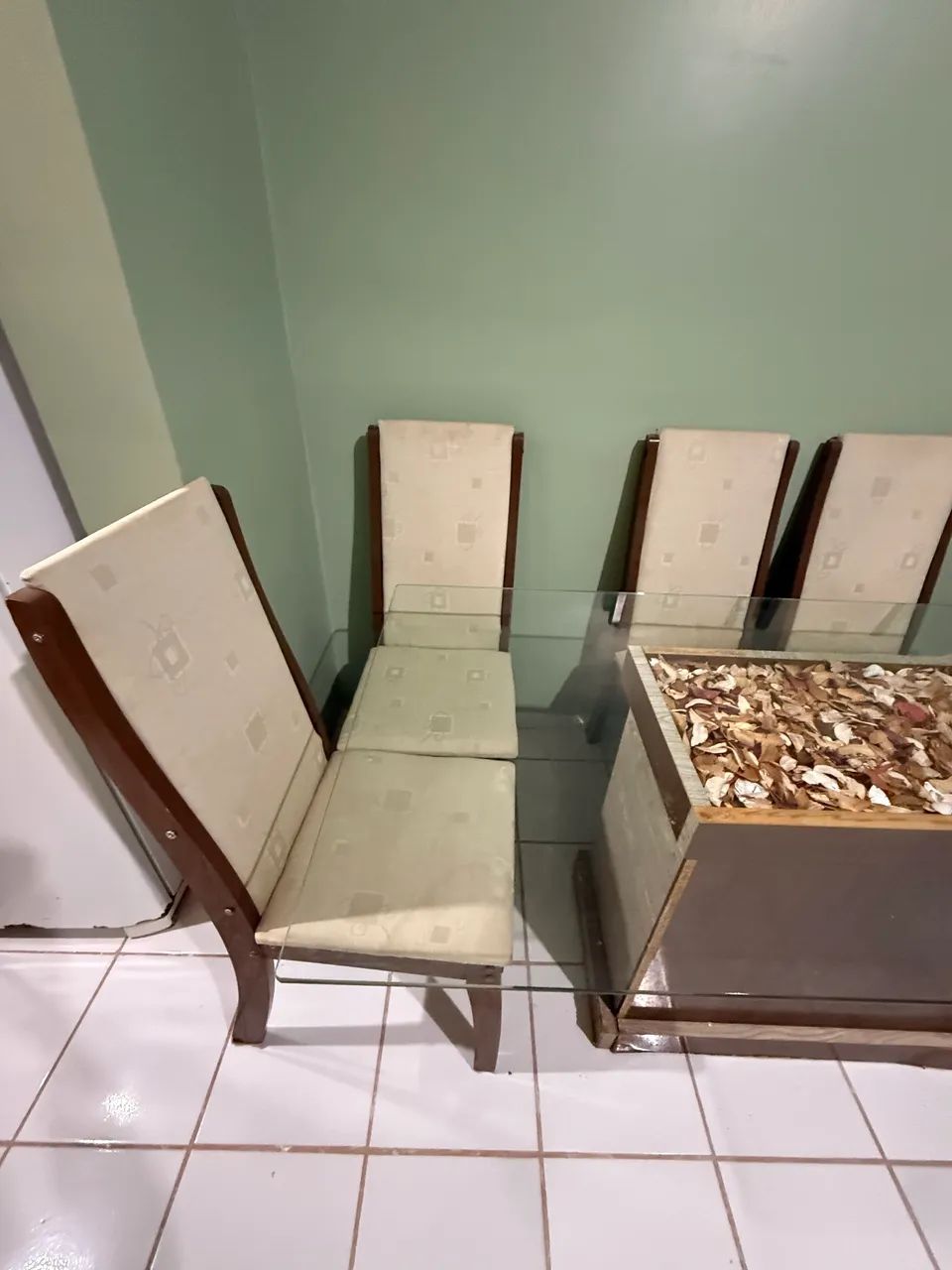 Mesa tampão de vidro com 5 cadeiras - Foto 3
