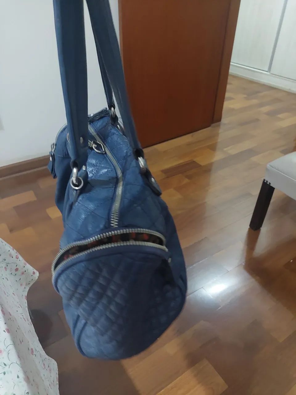 Bolsa pequena azul com bolso laterais