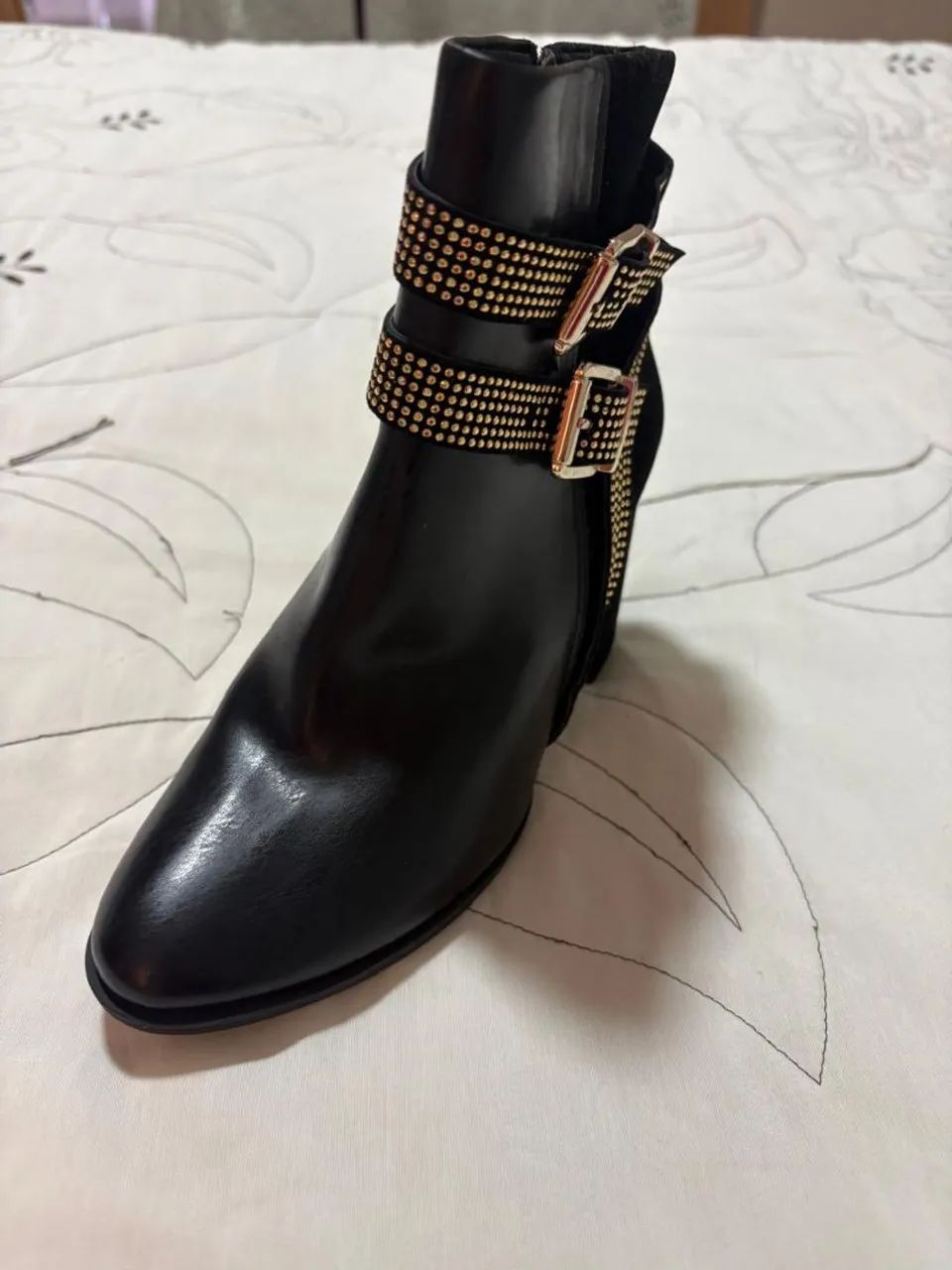 Botas cano curto.