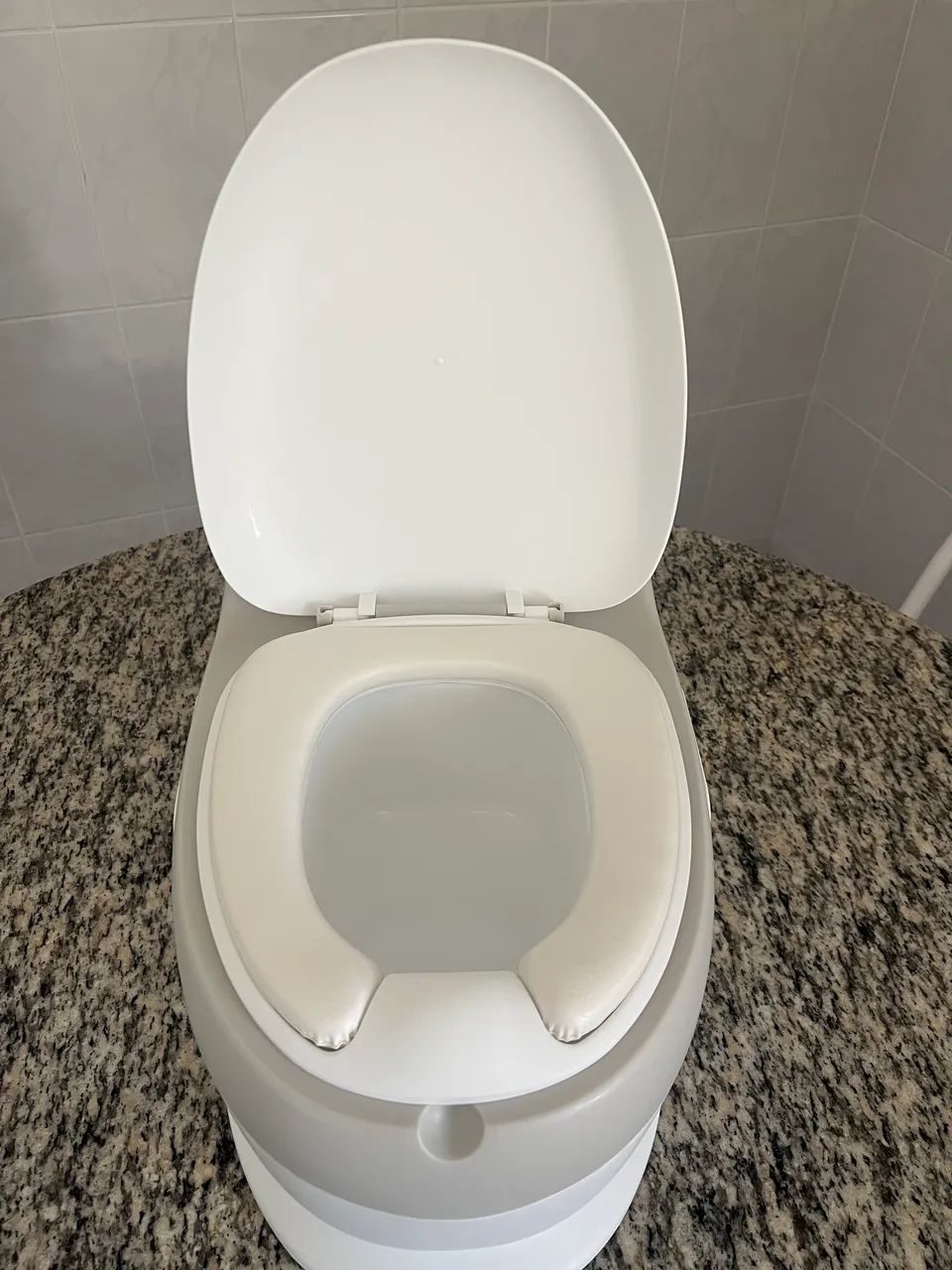Vaso sanitário-Troninho Privadinha Infantil Assento Redutor Som Descarga Cor Cinza Liso - Foto 2