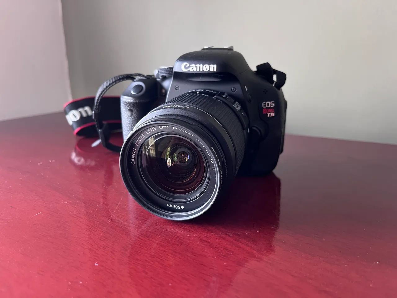 Câmera DSLR Canon T3i Rebel com lente 18-55mm