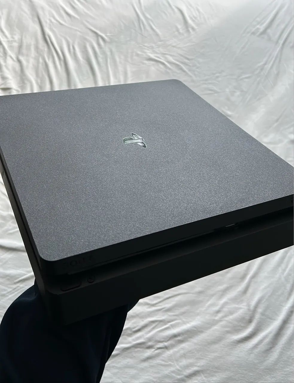 PlayStation 4 + 2 controles e 5 jogos