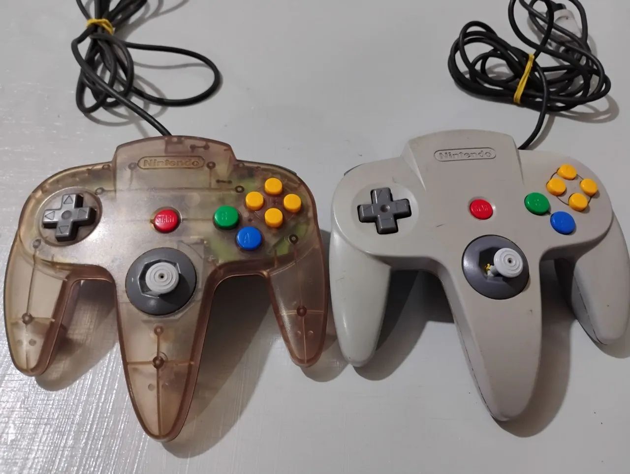 2 controles de Nintendo 64 originais