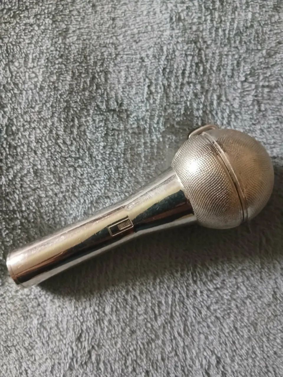 Fivela para cinto em forma de Microfone Cromado - Foto 2