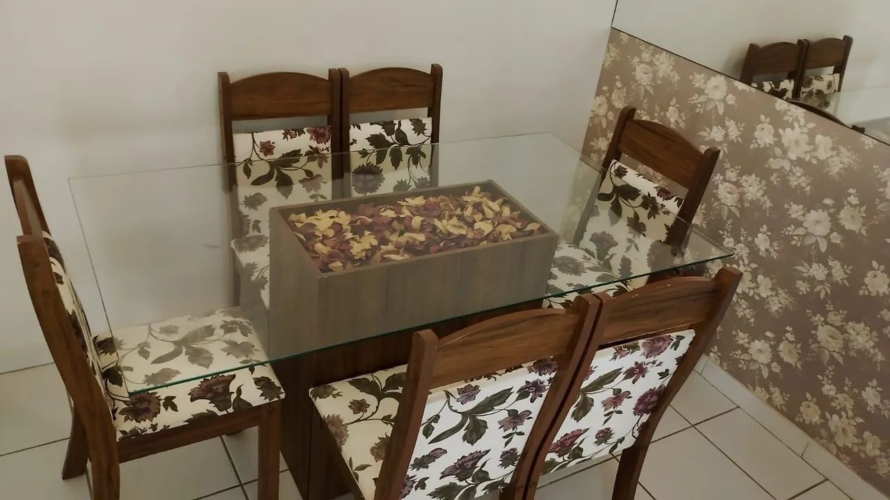 Mesa com 6 cadeiras