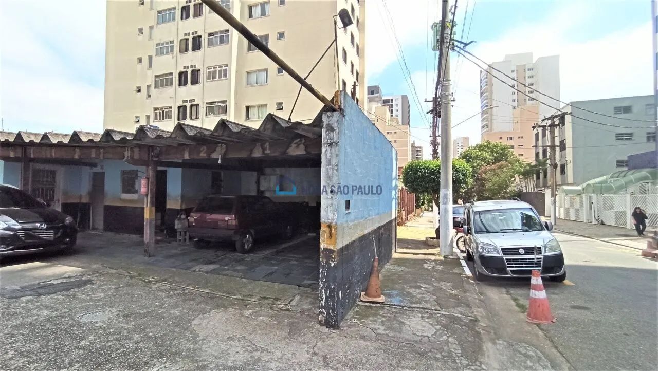Terreno plano ao lado da Metrô Saúde.