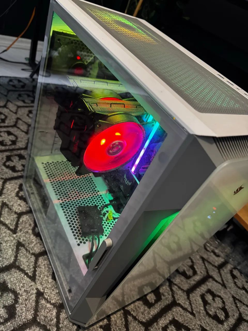 Desktop com teclado mouse e tela portátil 