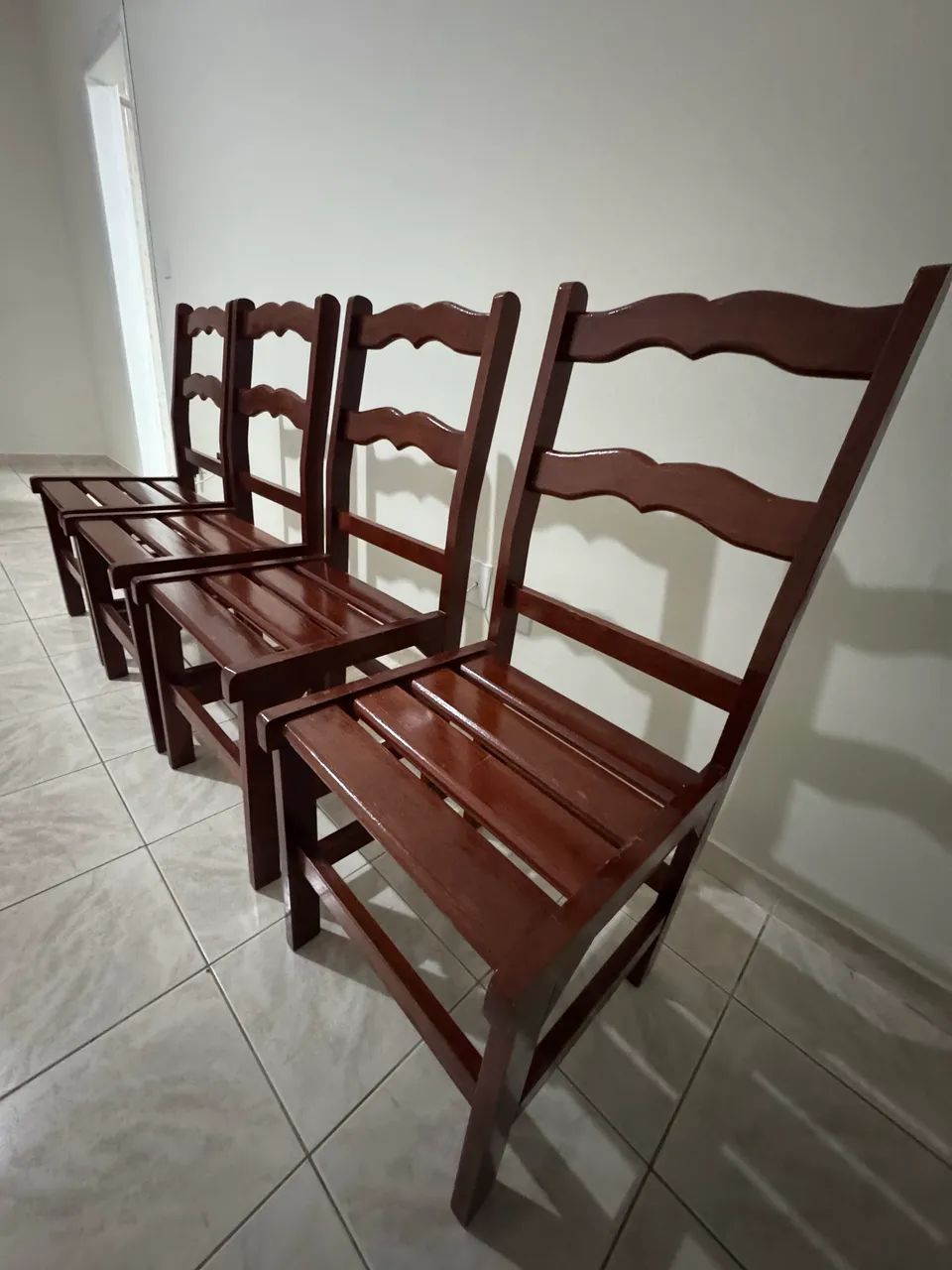 Mesa com 4 cadeiras de madeira  - Foto 4