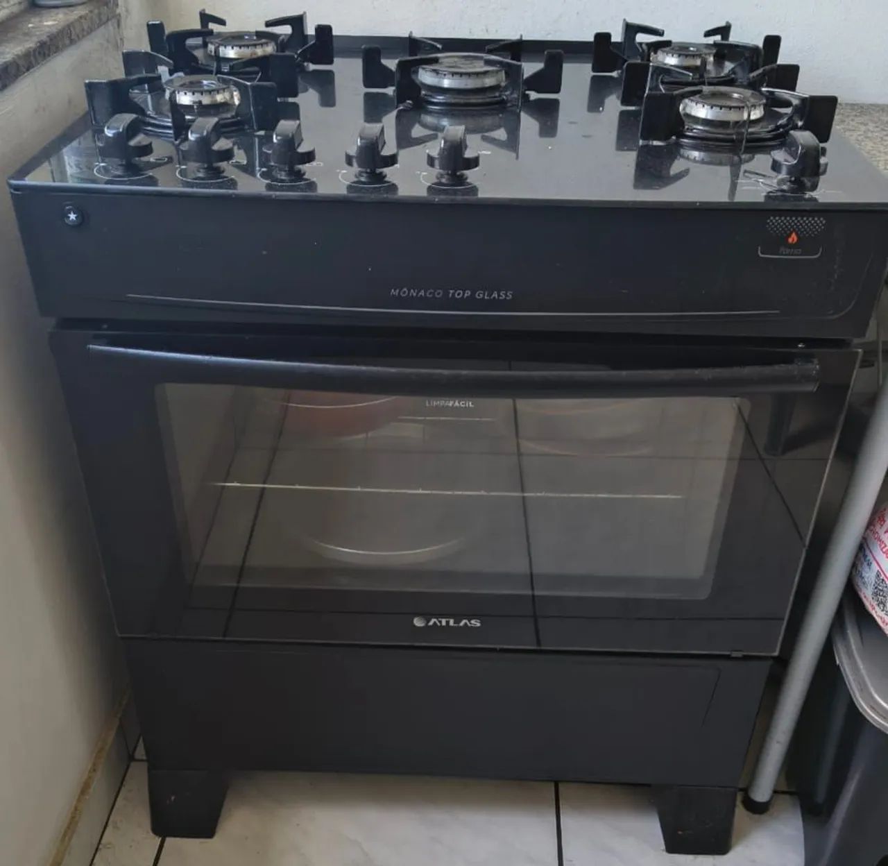 Fogão moderno espaçoso com 5 bocas e mesa de vidro 