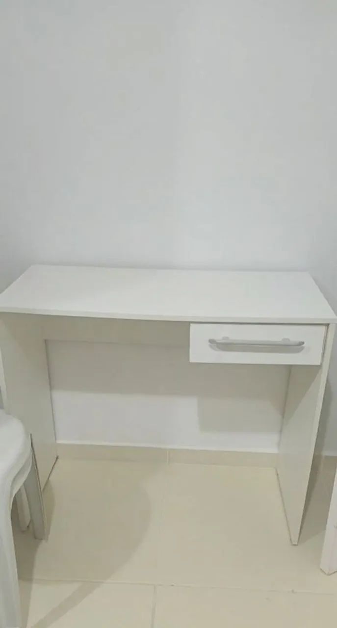 Escrivaninha em mdf em perfeito estado 