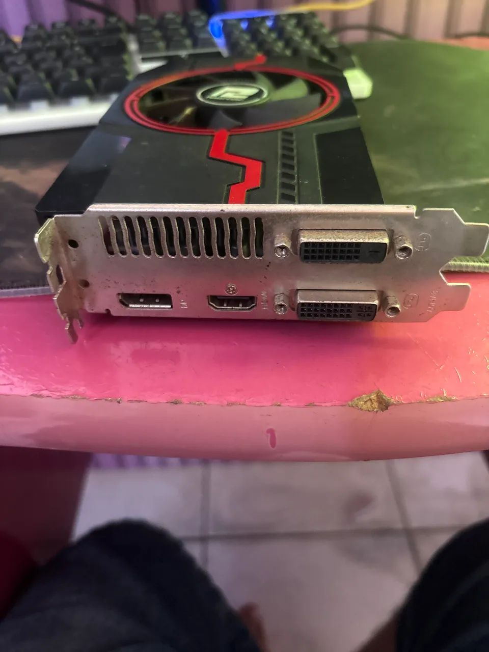 カズヒロ　ディスプレイ　レジン天板 Placa de vídeo R7 260x 1 gb (para conserto) - Placas de Vídeo