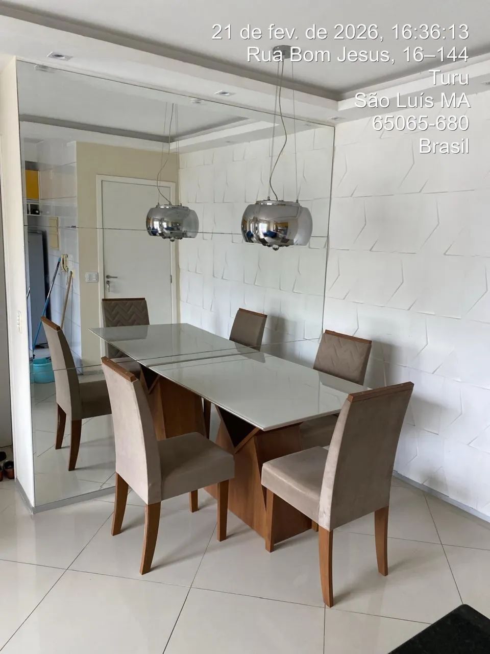 Vendo mesa com tampo de vidro e quadro cadeiras (avariadas)