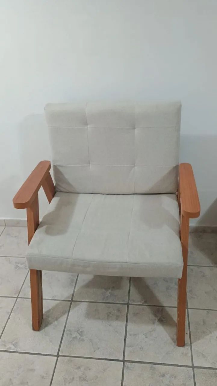 Poltronas de madeira com estofado 