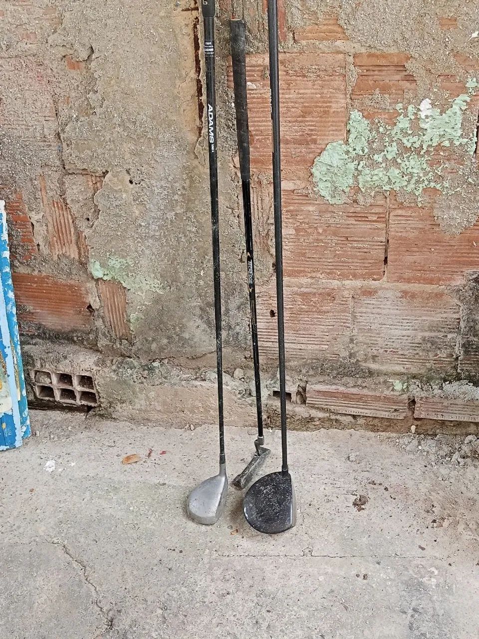 Três tacos de golfe
