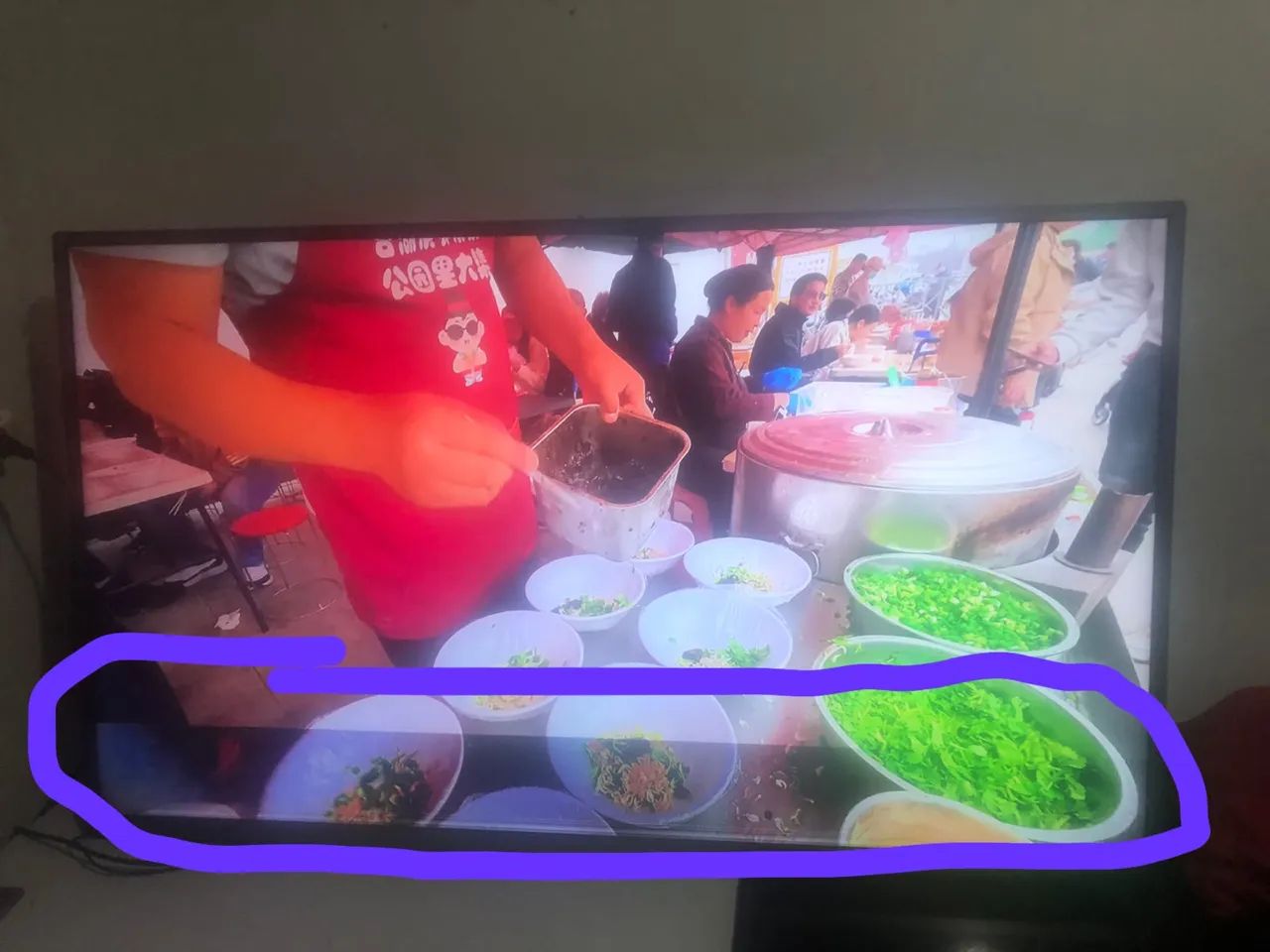 Tv50 polegadas funcionando todos os aplicativos, mais ela tem uma listra preta em baixo 