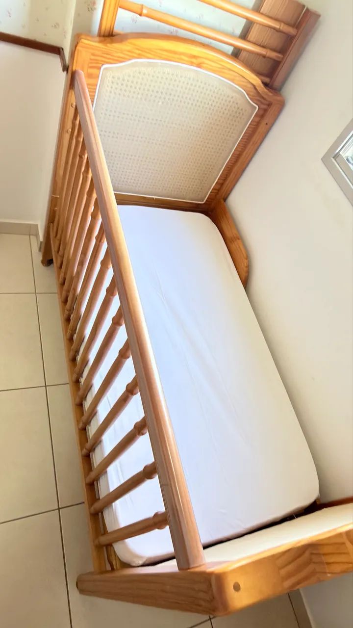 Berço/Cama Infantil em Madeira Maciça - Lindo e Conservado! - Foto 3