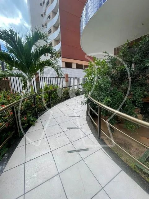 Excelente localização, amplo apartamento com 04 suítes, jacuzzi, DCE, wc's com armários e  - Foto 2