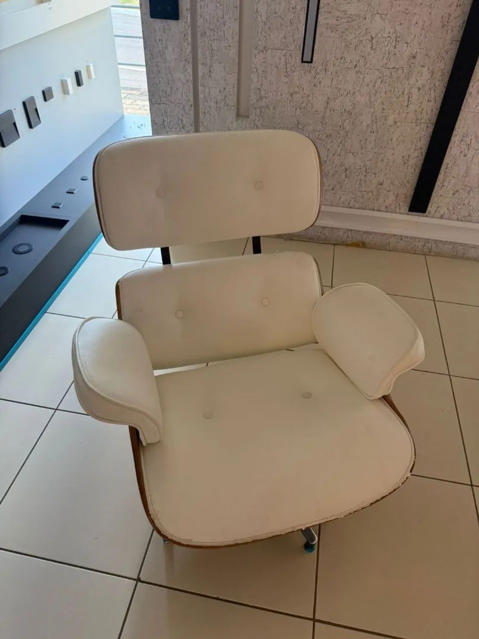 Poltrona modelo Charles Eames , madeira com acabamento em couro sintético claro. - Foto 4