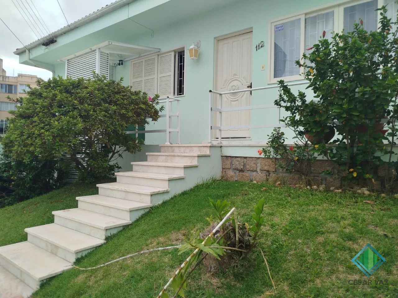 Casa semimobiliada no bairro de Capoeiras.