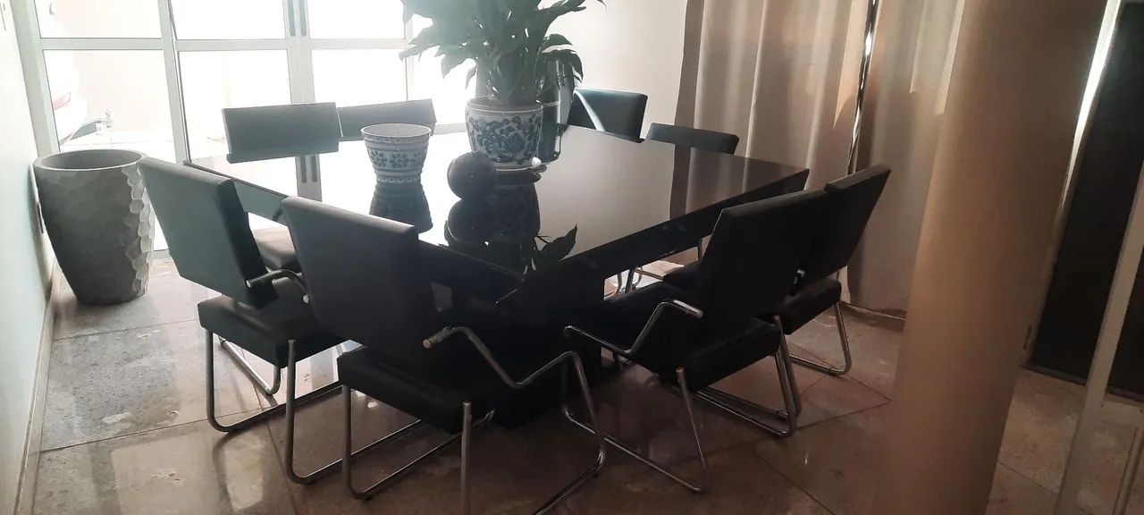 Vende-se uma mesa com oito cadeiras 