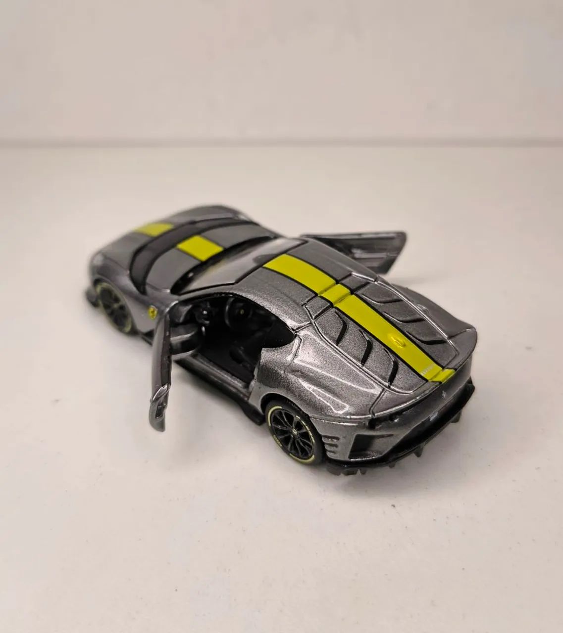 Miniatura Ferrari Bburago 812 Competizione 1:64 tamanho Hotwheels - Foto 3