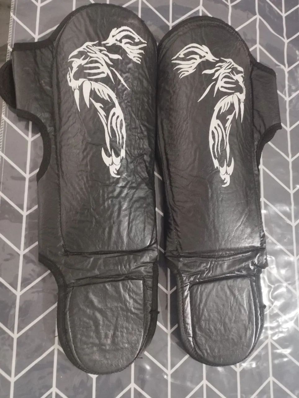 Saco de pancada com suporte, luvas de boxe, bandagem e caneleiras - Foto 3