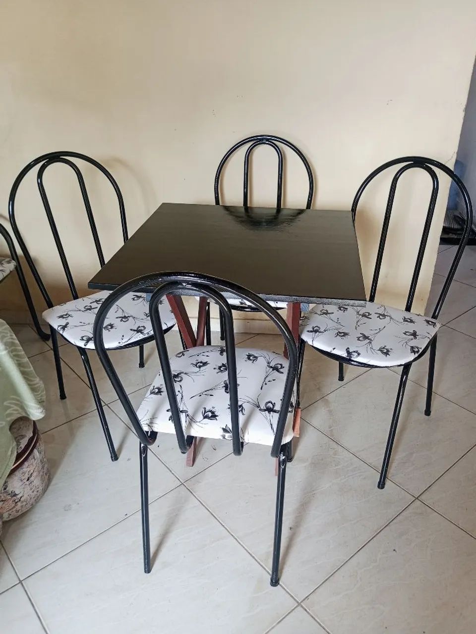 mesa de mármore com as 4 cadeiras  - Foto 2