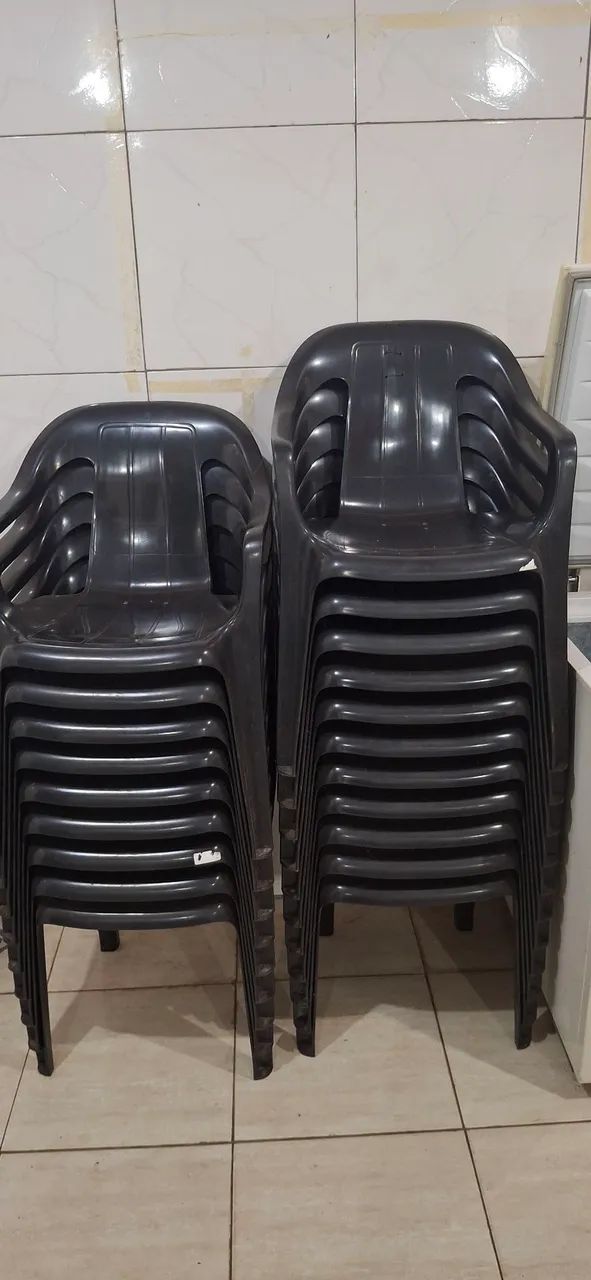 Vendo 3 jogos de cadeira e mesas de plástico em bom estado  - Foto 4