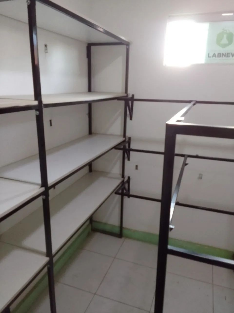 prateleiras para loja de roupas - Foto 4