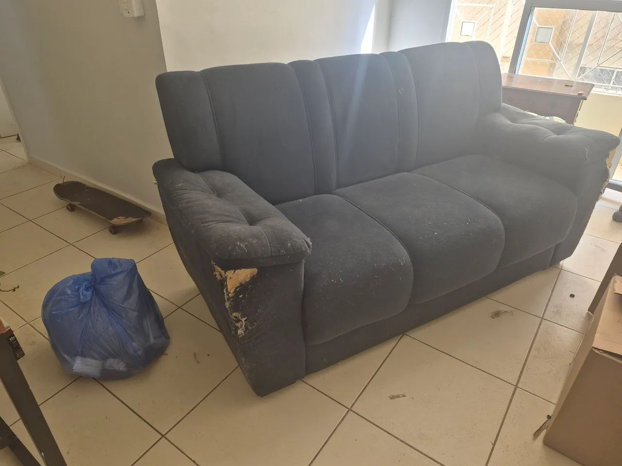 Sofá 3 lugares usado e com marcas (DOAÇÃO) - Foto 3