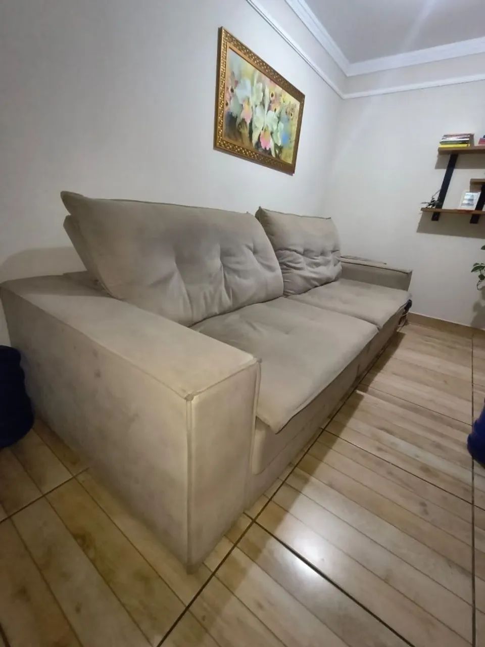 Sofá retrátil cinza madeiramento forte - Foto 4