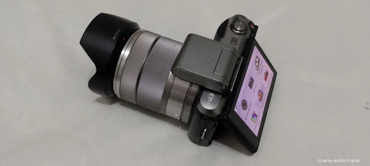 Câmera digital Sony NEX-3 com lente Sony SEL1855 18-55mm prateada