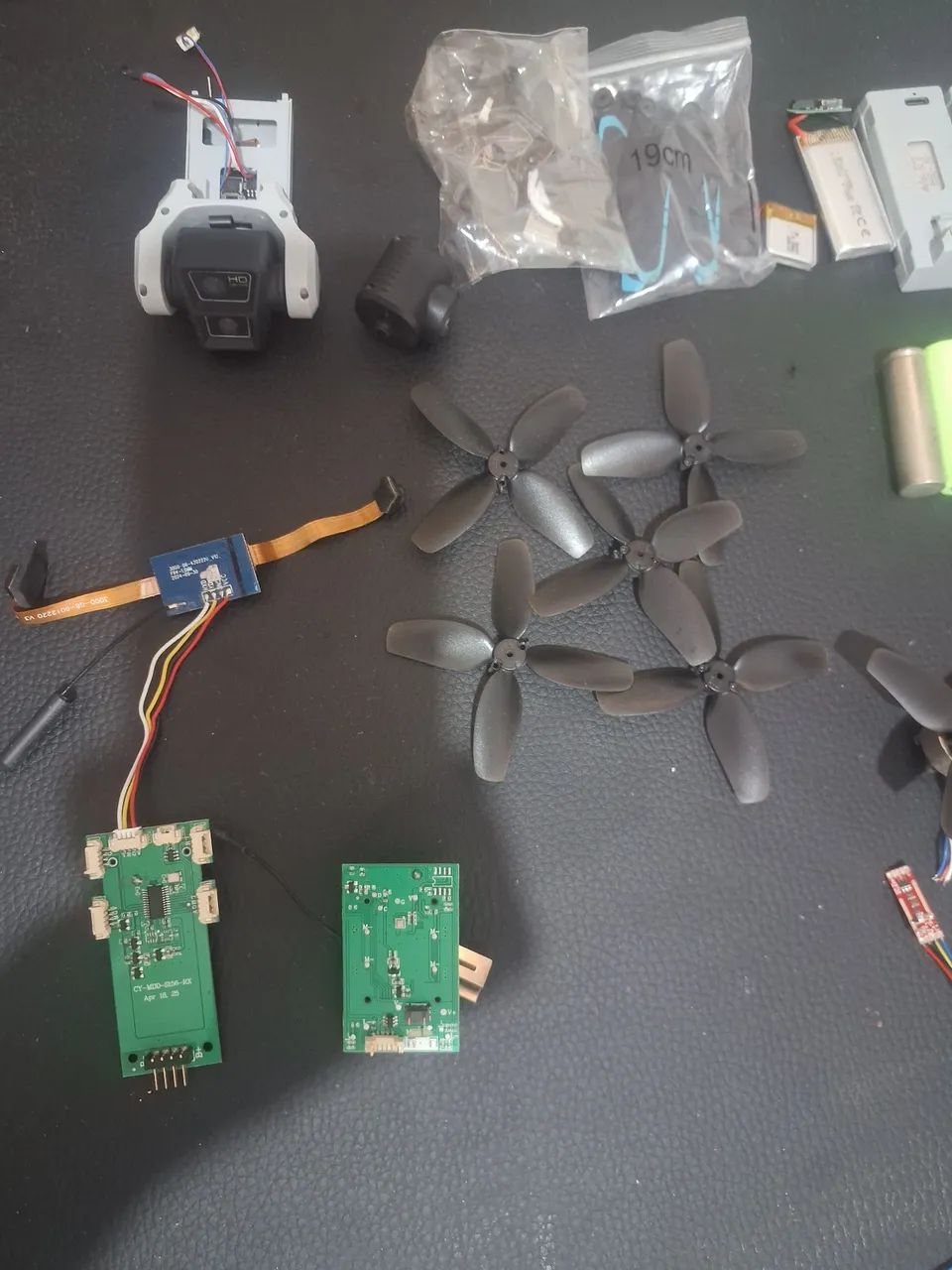 Caixa com vários acessórios para drones - Foto 2