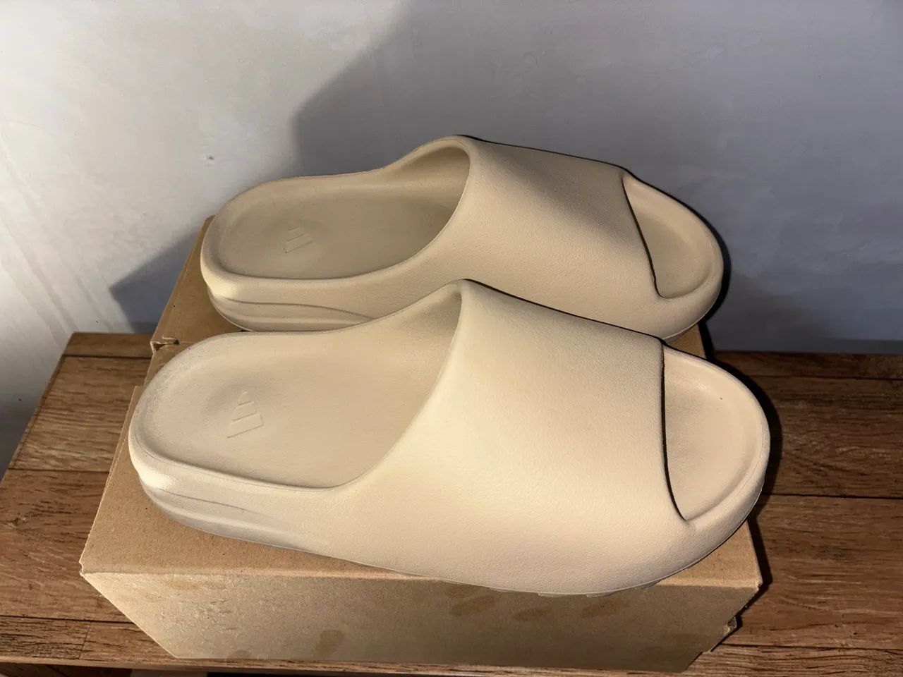 Chinelo Adidas Yeezy Slide Bone - Foto 2