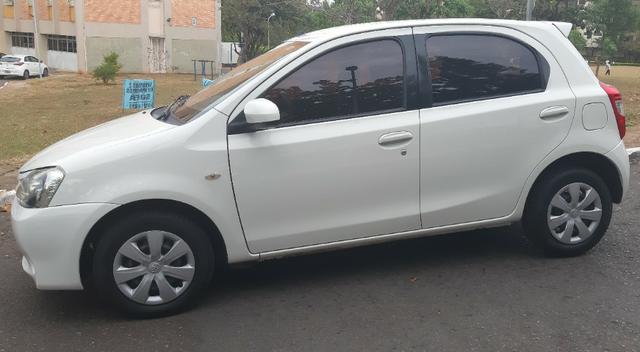 Toyota Etios 1.5 XS Hatch 2013/2014 Branco - Foto 5
