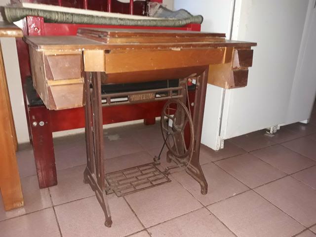 Máquina de costura antiga - Foto 3