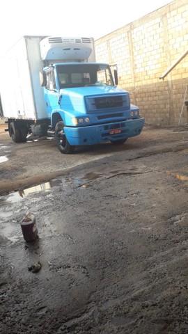 CAMINHÃO COM SERVIÇO