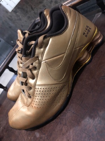 tenis nike shox dourado