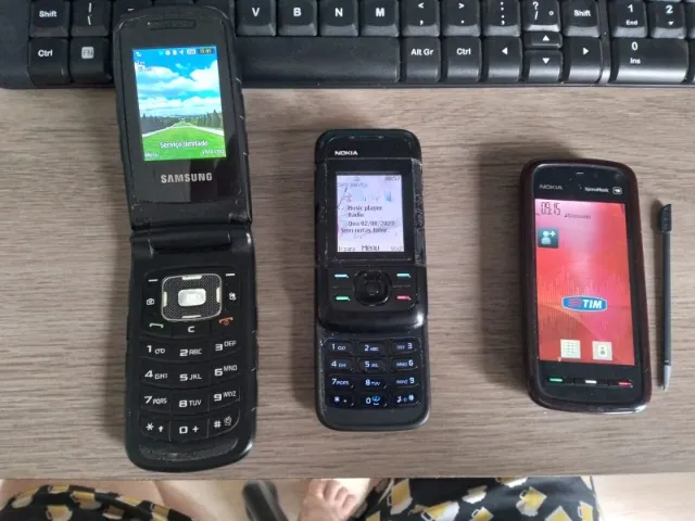 Do flip ao tijolão: loja se especializa em vender celulares 'das antigas
