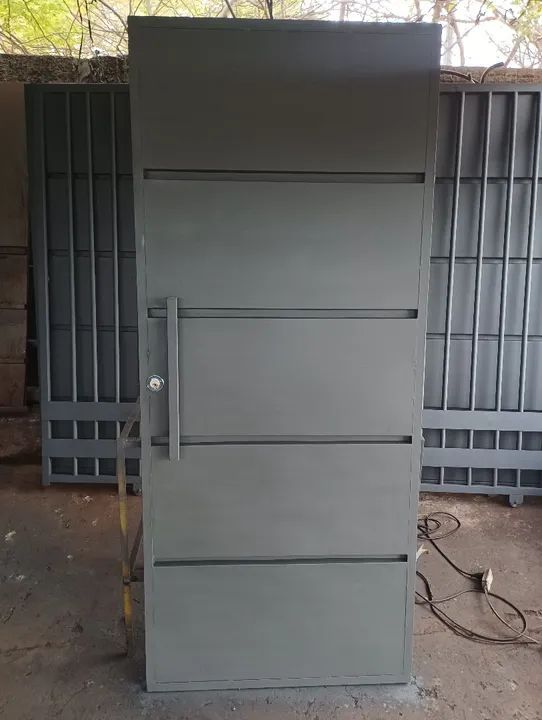 Gate with a separate small gate.407687858331340801