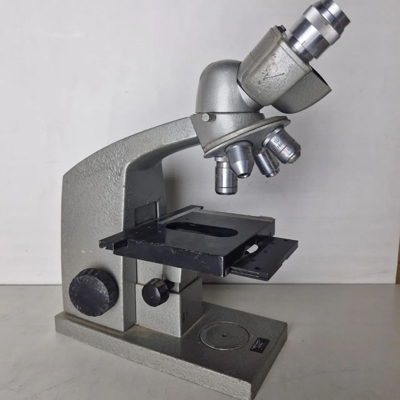 Microscópio binocular