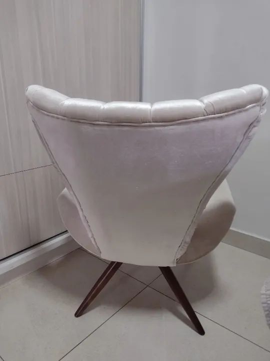 Vendo poltrona decorativa de Suede bege  em estado de nova  - Foto 3