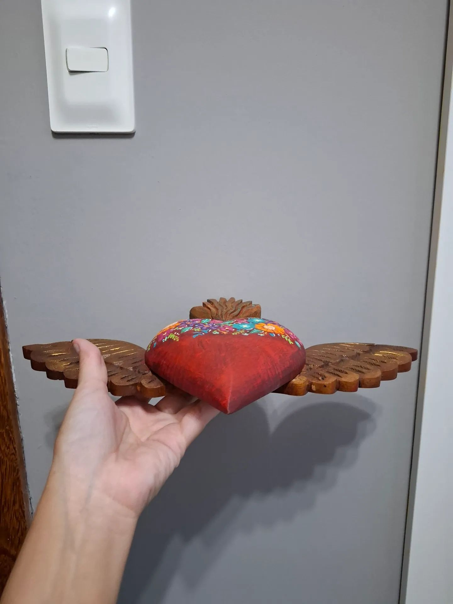 Adorno enfeite decorativo artesanal para parede, pintado à mão em madeira talhada - Foto 5