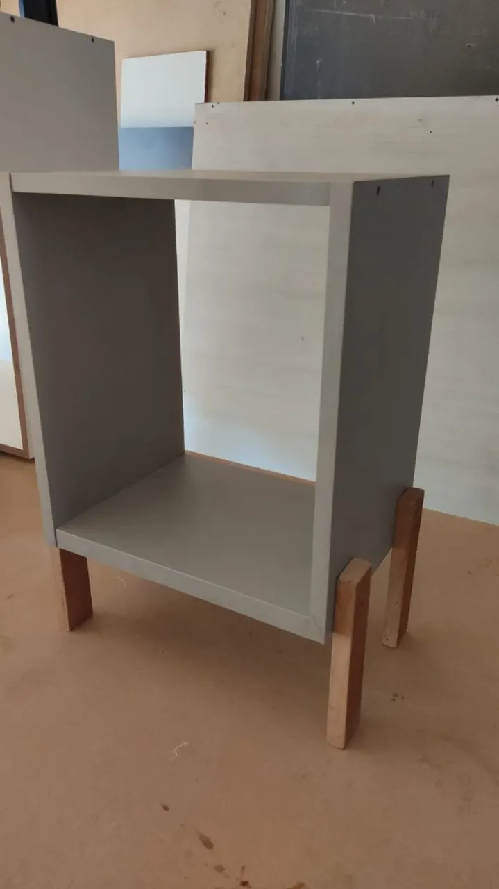 Mesa de cabeceira cinza
