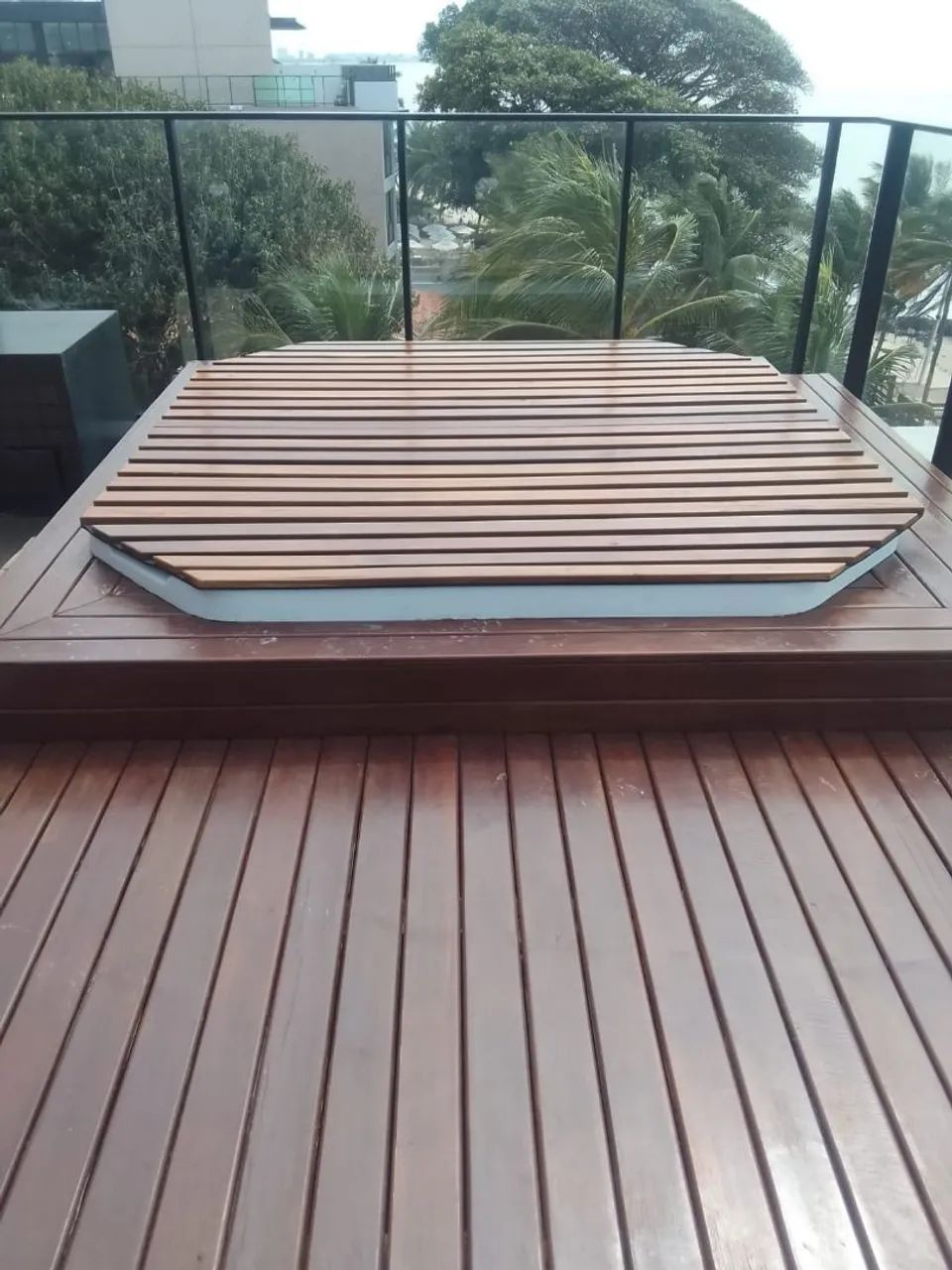 Capa de madeira para jacuzzi na área externa